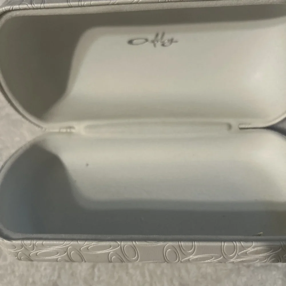 Oakley White Clamshell Case With Lens Cloth For Eyeglasses/Sunglasses